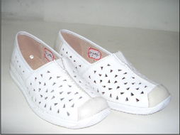 溫州富龍鞋業(yè) 匠心獨(dú)運(yùn)，步履不?！瑯I(yè)展覽引領(lǐng)行業(yè)新風(fēng)尚